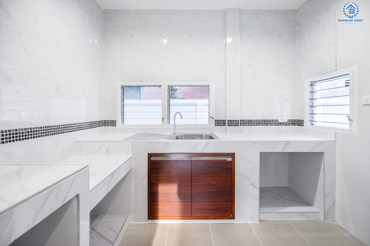 บ้านมือสองตกแต่งใหม่ แบรนด์ LH ม.ชัยพฤกษ์ บางใหญ่-เซ็นทรัลเวสต์เกต หลังมุม ตอบโจทย์ทุกการอยู่อาศัย เนื้อที่ 56.8 ตร.ว. ฟังก์ชัน 3 ห้องนอน 2 ห้องน้ำ จอดรถได้ 2 คัน บนทำเลดีที่สุด! ใกล้เซ็นทรัลเวสต์เกต ทางด่วน "กาญจนาภิเษก" และรถไฟฟ้า "สถานีคลองบางไผ่"